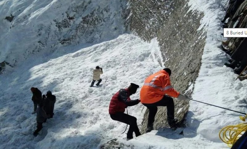 Лавина помете скиори в австрийските Алпи. Трима загинали, двама ранени