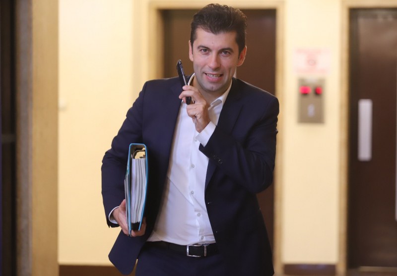 Петков иска правителство с политики до края на идната седмица. Кое го спъва?