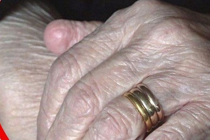 Жена намери брачната си халка, която е изгубила преди 50 години СНИМКИ