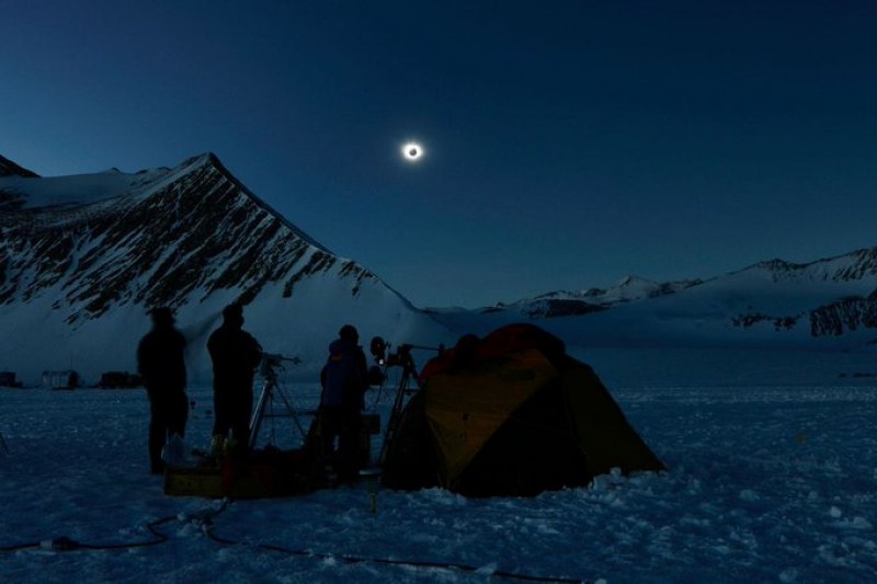 Mрак! Уловиха в кадри пълното слънчево затъмнение в Антарктика  ВИДЕО