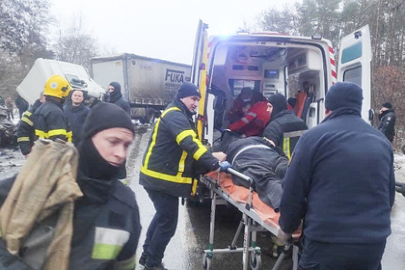 11 души загинаха при тежка катастрофа с бус и камион