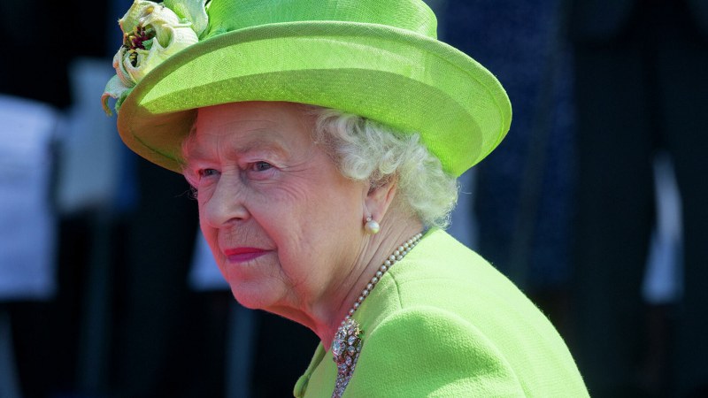 Кралица Елизабет II пристъпи към предаване на трона на принц Чарлз