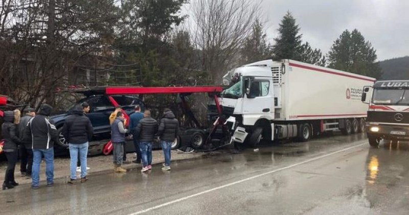 Тир се блъсна в автовози край Велико Търново