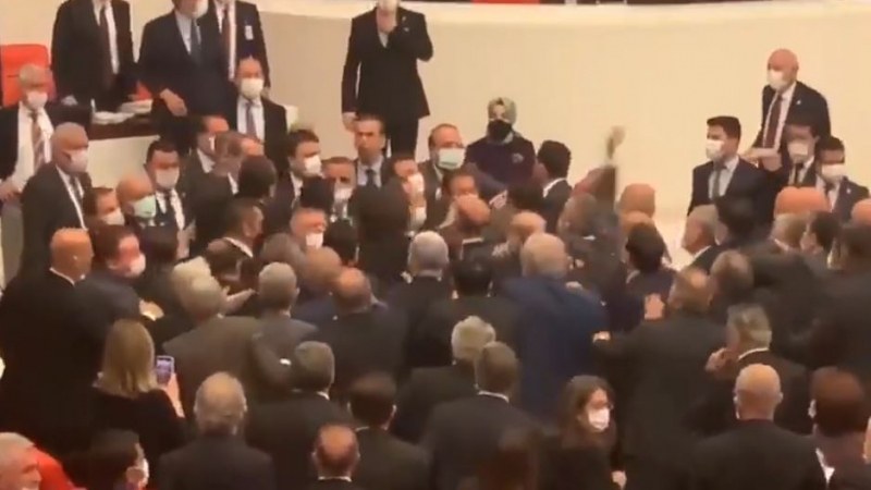 Депутати се сбиха в турския парламент ВИДЕО