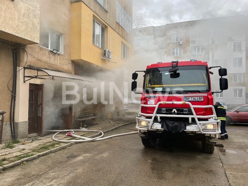 Голям пожар във Враца! Хора не могат да излязат от горящия блок