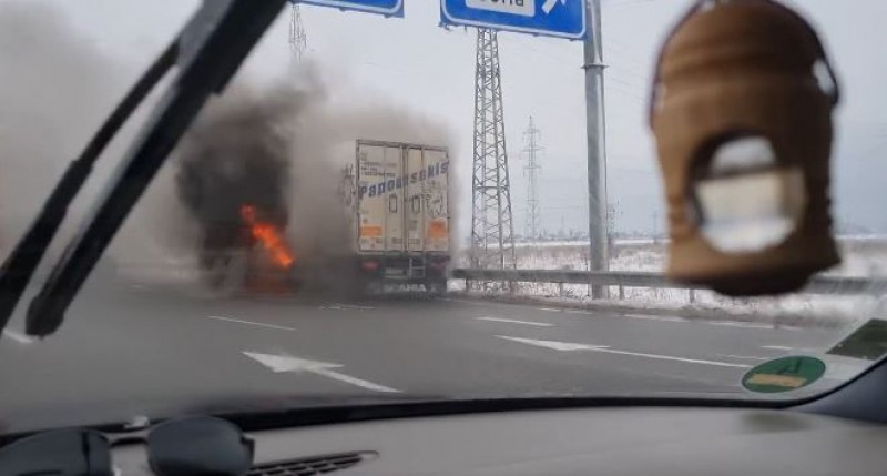 Камион гори на Северната тангента в София ВИДЕО
