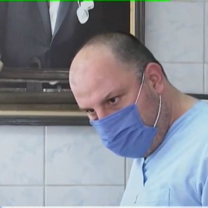 Български изселник си постави четири дози ваксина, загубил петима пациенти за ден