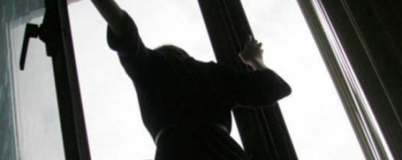 Жена скочи от четвъртия етаж, бягайки от изнасилвач. В апартамента - още две жени ВИДЕО