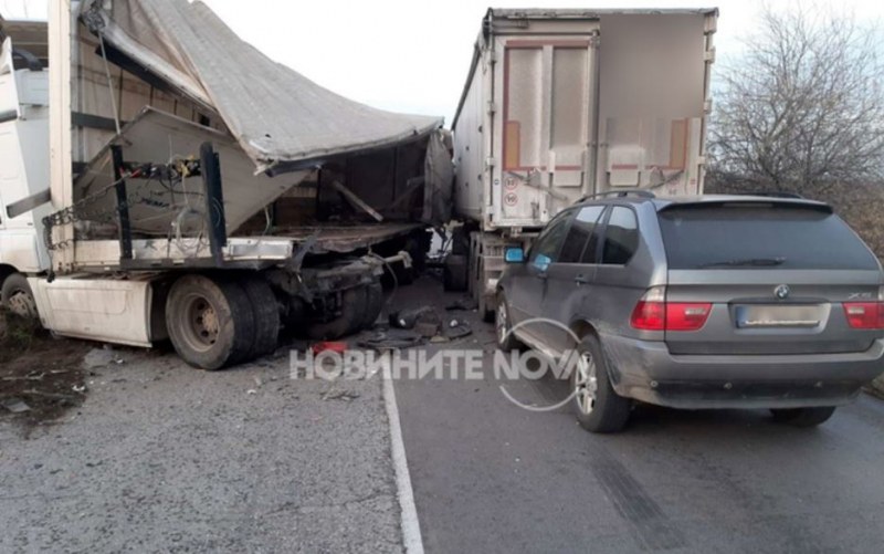 Два камиона се блъснаха челно, има пострадал СНИМКИ