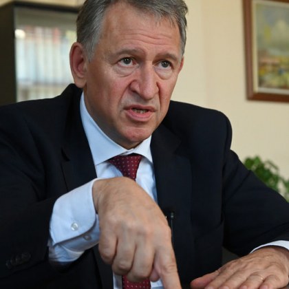 Кацаров си постави бустерна доза от ваксината на Pfizer