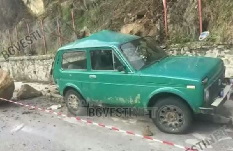 Скала се стовари върху кола в Смолян