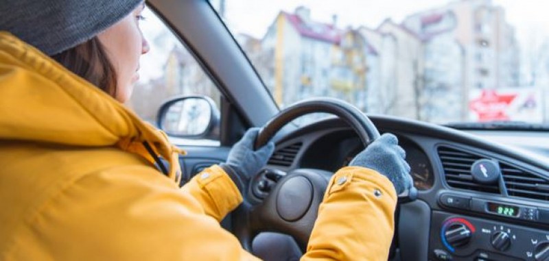 Защо е опасно шофирането със зимни дрехи?