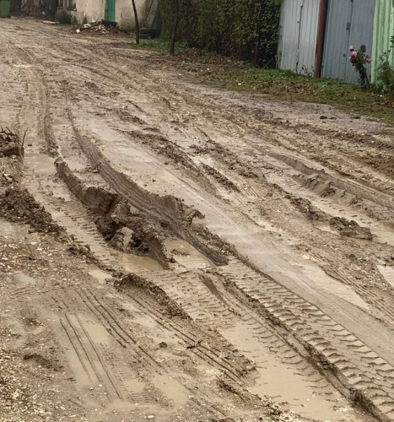 Улица в пловдивско село тъне в кал, камион затъна