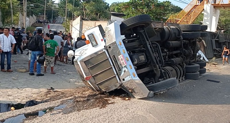 Тежка катастрофа с камион в Мексико, близо 50 души загинаха СНИМКИ