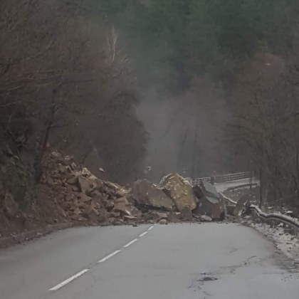 Срутване на скална маса затвори един от пътищата към София