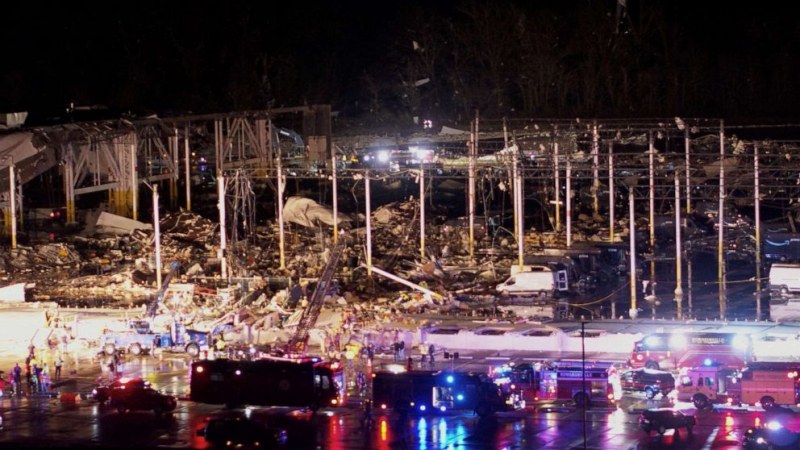 Най-малко 50 души са загинали при торнадо в САЩ