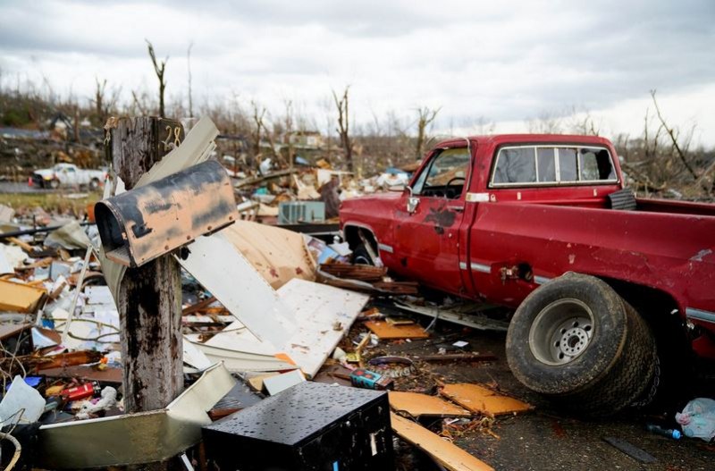 Близо 100 станаха жертвите на опустошителното торнадо в Кентъки СНИМКИ