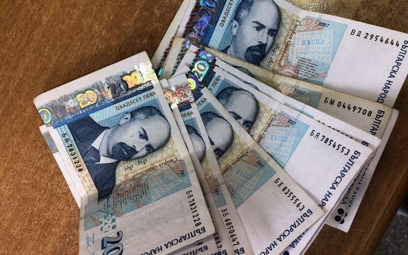 Майчинството през втората година - колкото минимална заплата