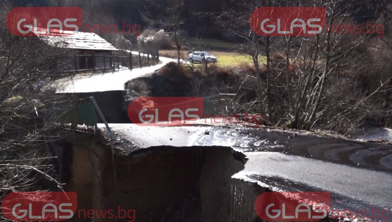 Откъснат мост, прелели реки и блокирани пътища в Родопите  СНИМКИ