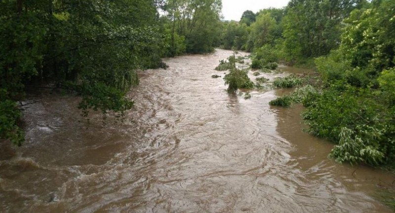 Река отнесе временния мост в пловдивското село Първенец