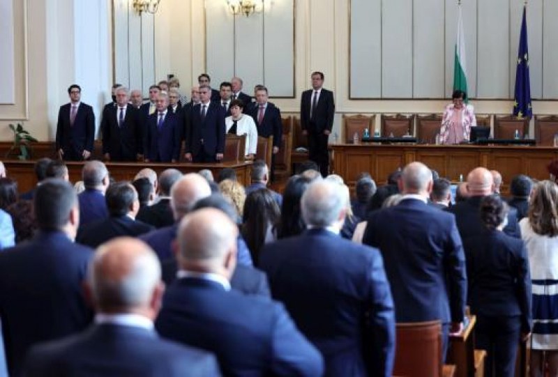 Депутатите намаляват коледната си ваканция