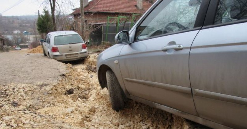 Паркирани коли пропаднаха заради спукан водопровод