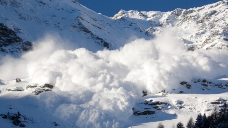 Много сняг наваля в Пирин, има опасност от лавини. Взривяват снежни маси