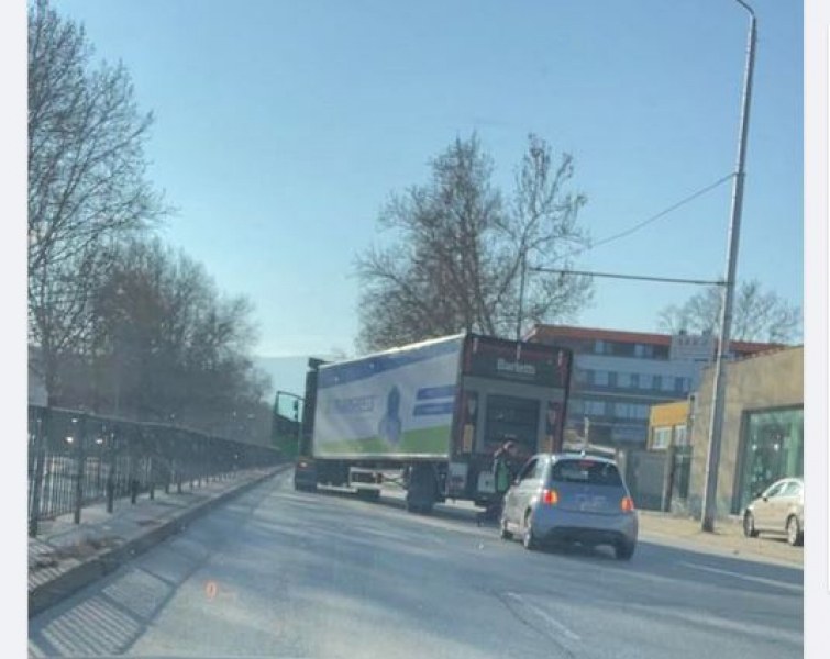 Ремарке на камион се откачи на булевард в Пловдив, затрудни движението