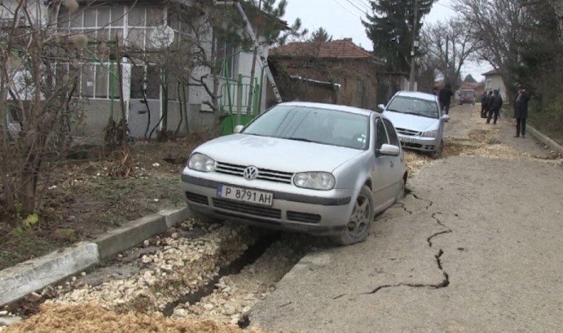Водопроводни ями: Защо две паркирани коли пропаднаха на улица в Русе?
