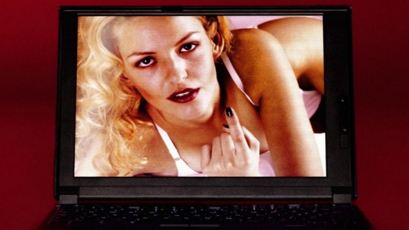 Мъж съди порно сайтове за това, че не добавят субтитри към видеоклиповете