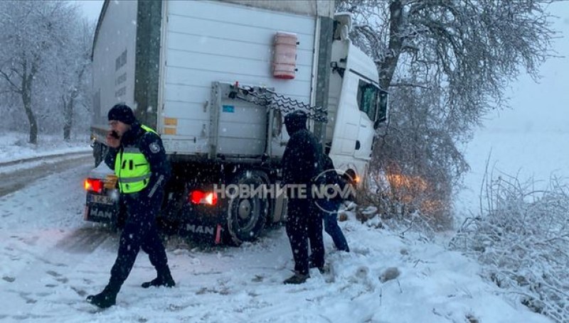 Необработен път доведе до катастрофи в Котленския проход СНИМКИ