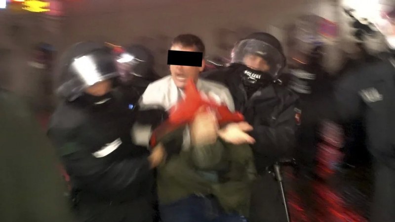 Полицай антиваксър нападна колегите си на демонстрация срещу ковид мерки