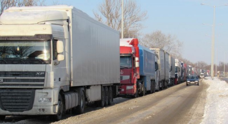 Товарни автомобили с 40 тона минерална вода пътуват към 4 бедстващи общини