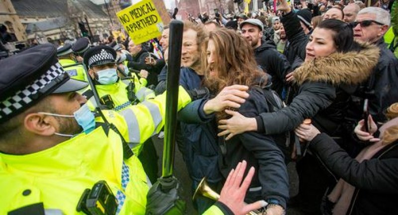 Протести в Лондон след обявяването на извънредно положение СНИМКИ