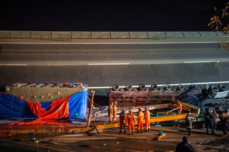 Ужасяваща драма в Китай. Срути се мост – падат камиони, коли ВИДЕО