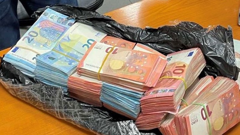 Митничари откриха в найлонов плик 90 000 британски лири