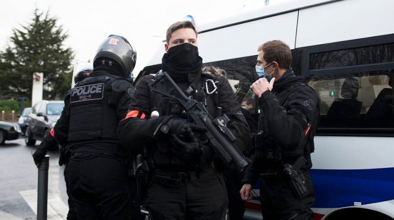 Въоръжен с нож взе две жени за заложници в Париж, арестуваха го
