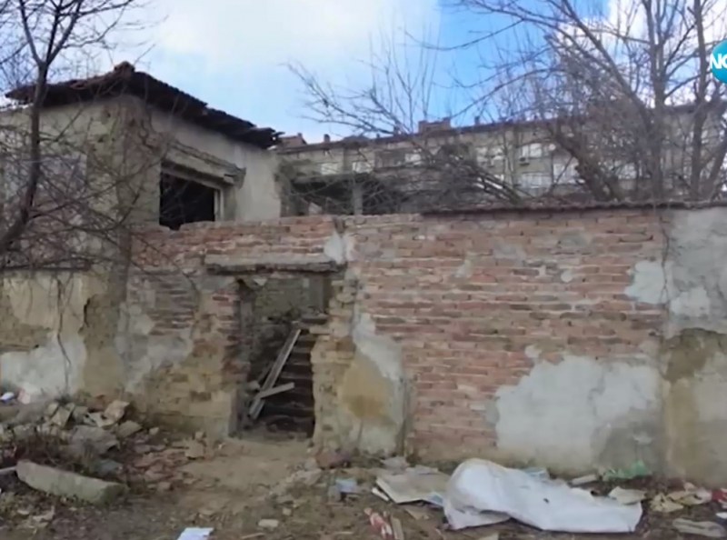 Тухла по тухла, керемида по керемида – роми разграбват къща в Казанлък ВИДЕО