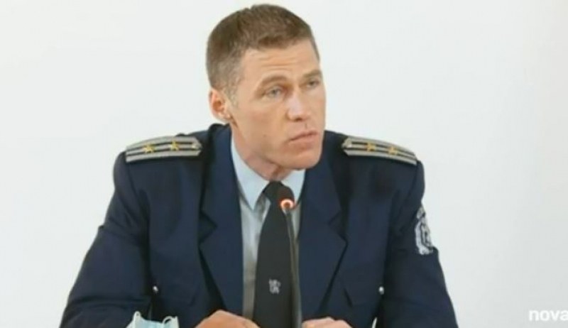 Засилени проверки по пътищата и присъствие на полицаи на оживени места