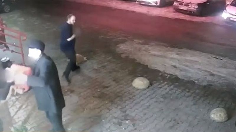 Мъж опита да запали посетители на бар, задържаха го ВИДЕО