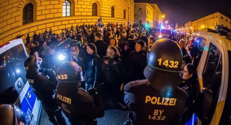 Сблъсъци между полиция и протестиращи срещу мерките в Мюнхен