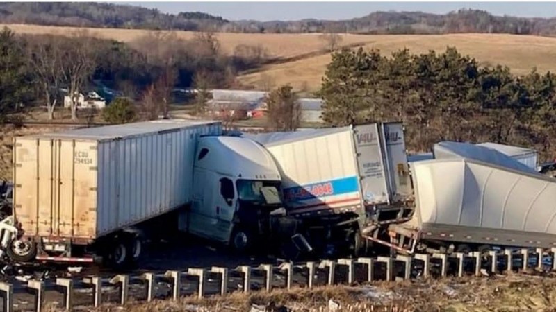 Заледена щатска магистрала и верижен ад: 40 нанизани камиони и коли
