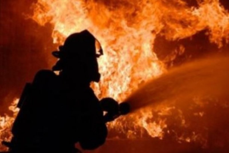 Мъж опита да гаси пожар в дома му, с опасност за живота е