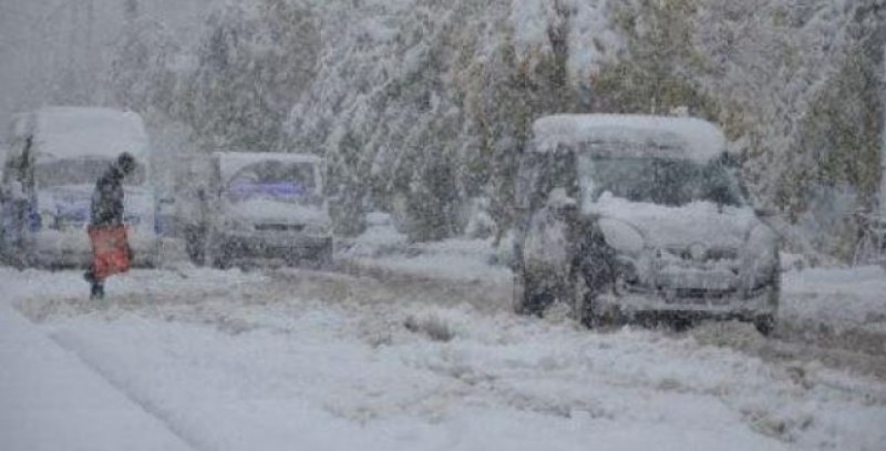 Обилен снеговалеж затвори десетки пътища в Турция