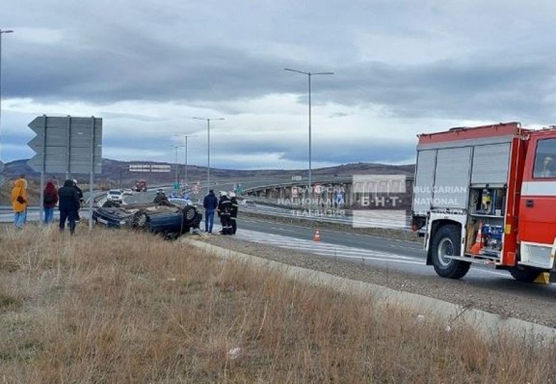 Автомобил, в който пътувало семейство с две деца, се преобърна на АМ 