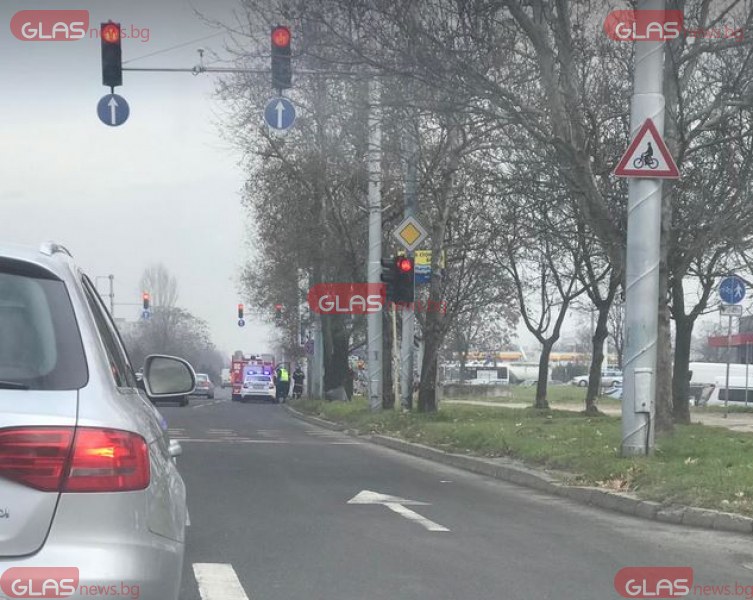 Две коли се блъснаха на оживен булевард в Пловдив