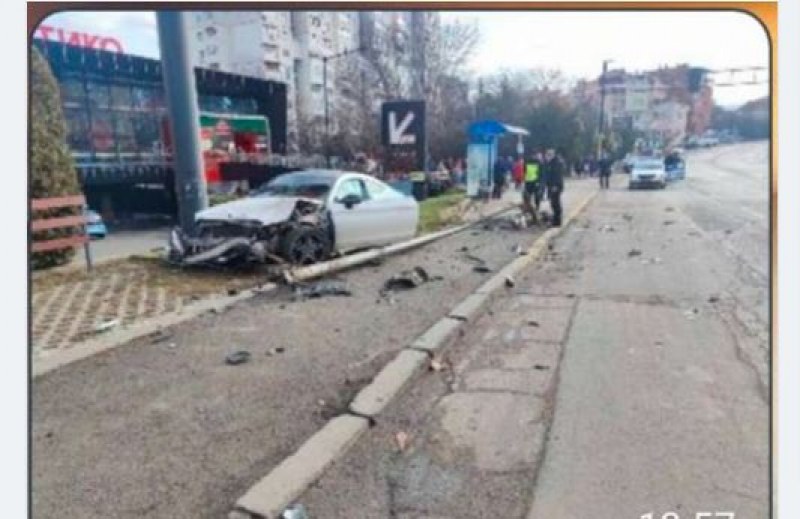 Автомобил помете жена на спирка, потроши й крайниците