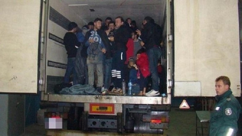 Заловиха 53 мигранти, наблъскани в тир в РСМ