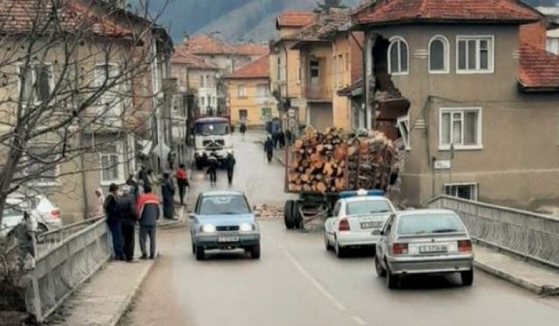 Фирмата, чиито камион разруши къща, ще поеме ремонта на сградата