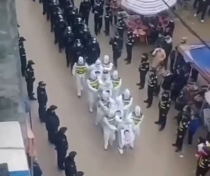 Как Китай наказва нарушителите на ковид правилата ли? С публичен позор ВИДЕО